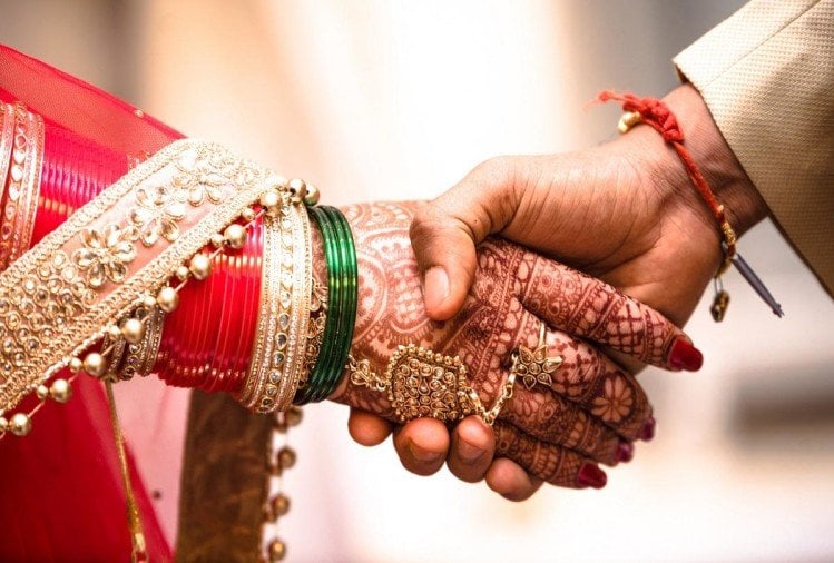 केरल के बाढ़ के बीच खाना बनाने वाले बर्तन में बैठ दूल्हा-दुल्हन पहुंचे शादी करने मंदिर