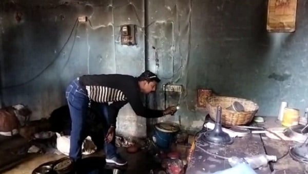 धनबाद : पाथरडीह में शार्ट सर्किट से जला दिव्यांग का घर, पुलिस भी पहुंची