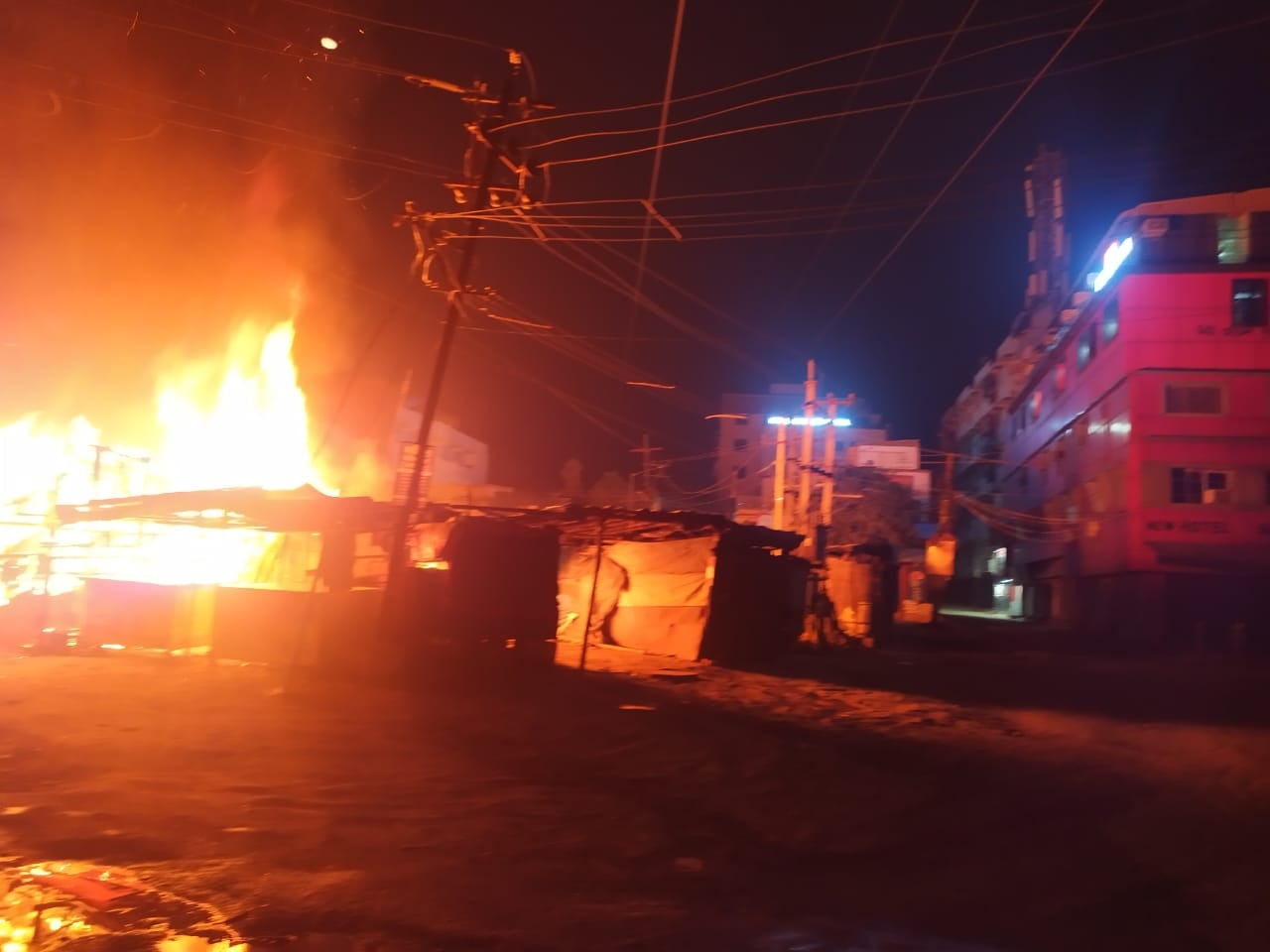 जमशेदपुर : देखते ही देखते राख हो गई दुकानें, भारी मशक्कत के बाद आग पर पाया गया काबू