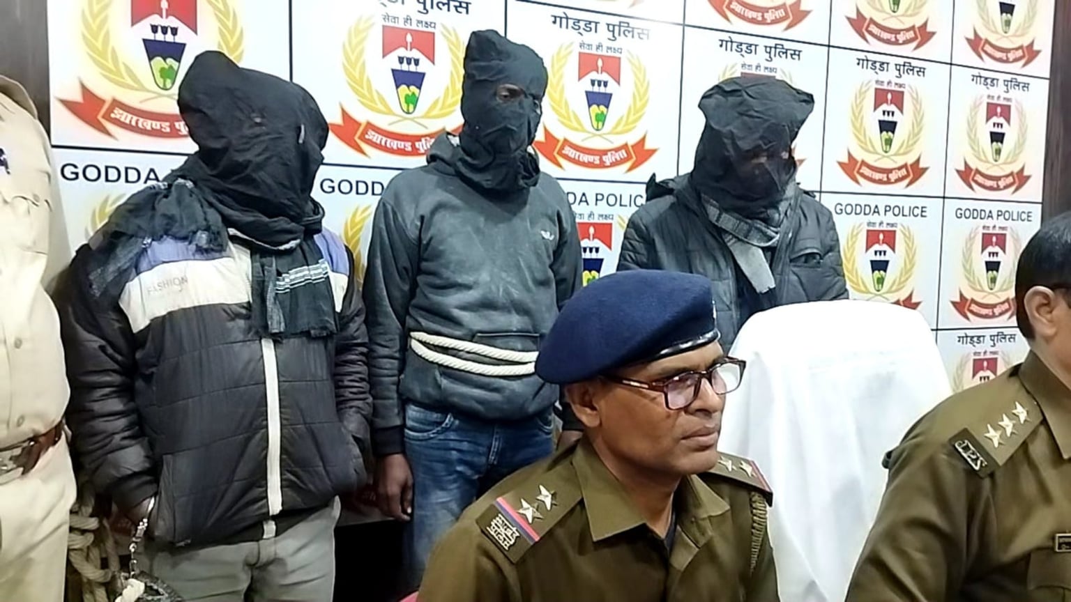 तीन सड़क लुटेरे पकड़ाए, एक हुआ फरार, दो देसी कट्टा, आठ जिन्दा कारतूस बरामद, जानिए पूरी घटना