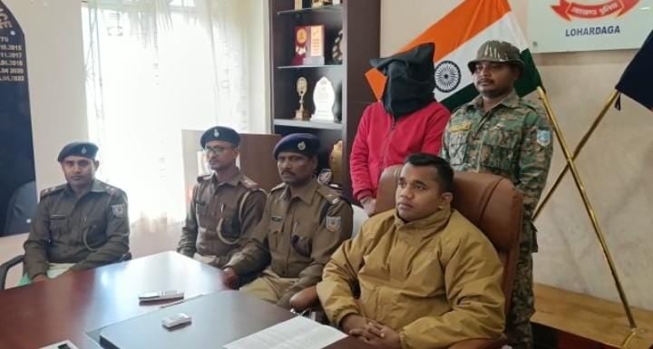 लोहरदगा: आपसी विवाद में पति ने ली पत्नी की जान, आरोपी गिरफ्तार, कई हथियार बरामद