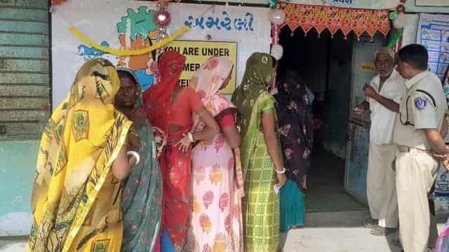 गुजरात चुनाव : दूसरे चरण के मतदान में अब महत्वपूर्ण लोगों के भाग्य का फैसला, जानिए विस्तार से