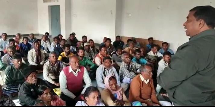 दुमका: सीओ ने सरकारी योजनाओं के बारे में लोगों को जागरूक करने के लिए ग्राम प्रधान को किया प्रेरित, लगान जमा करने का भी दिया निर्देश
