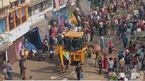 पटना : मीठापुर सब्जी मंडी पर चला निगम का बुलडोजर, करोड़ों की सब्जी उठाकर ले गए निगम के अधिकारी