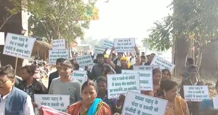 हथिनी चंपा और रजनी को जंजीर से मुक्त कराने के लिए ग्राम सभा हुई एकजुट, वन विभाग के खिलाफ किया गया जमकर प्रदर्शन