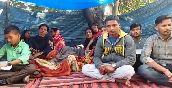 मृत कर्मी के परिजन नियोजन के लिए भूख हड़ताल पर, जानिए क्या है पूरा मामला