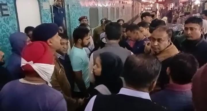 आर्मी के जवानों ने ट्रेन में की युवती के साथ छेड़छाड़, टाटानगर स्टेशन पहुंचते ही परिजनों ने कर दी धुनाई