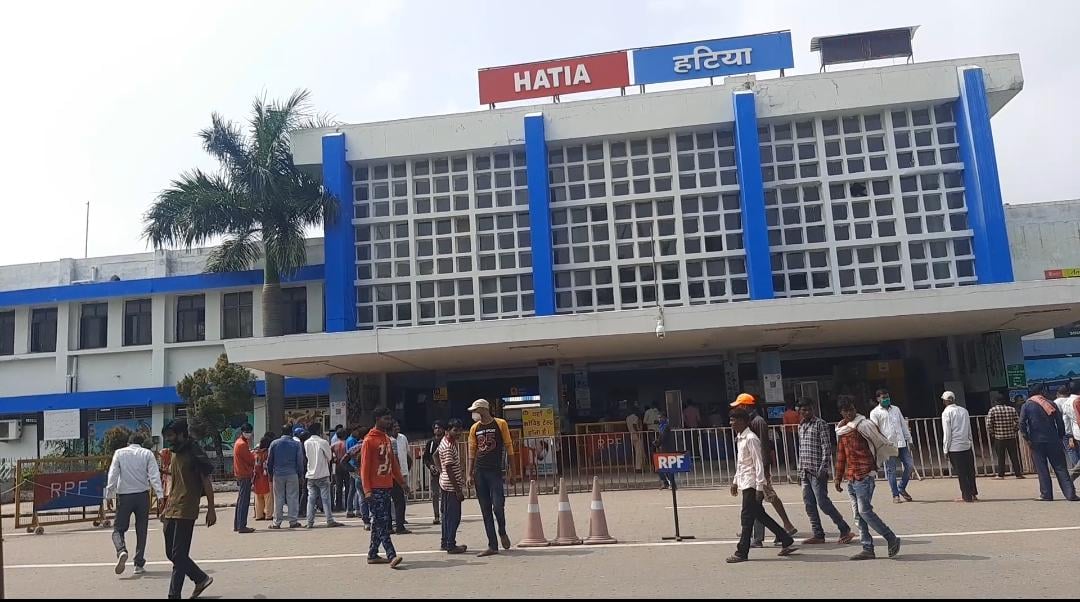 त्यौहार के दिनों में यात्रियों की बड़ी भीड़, रेलवे स्टेशन पर कोरोना टेस्ट के पुख्ता इंतज़ाम