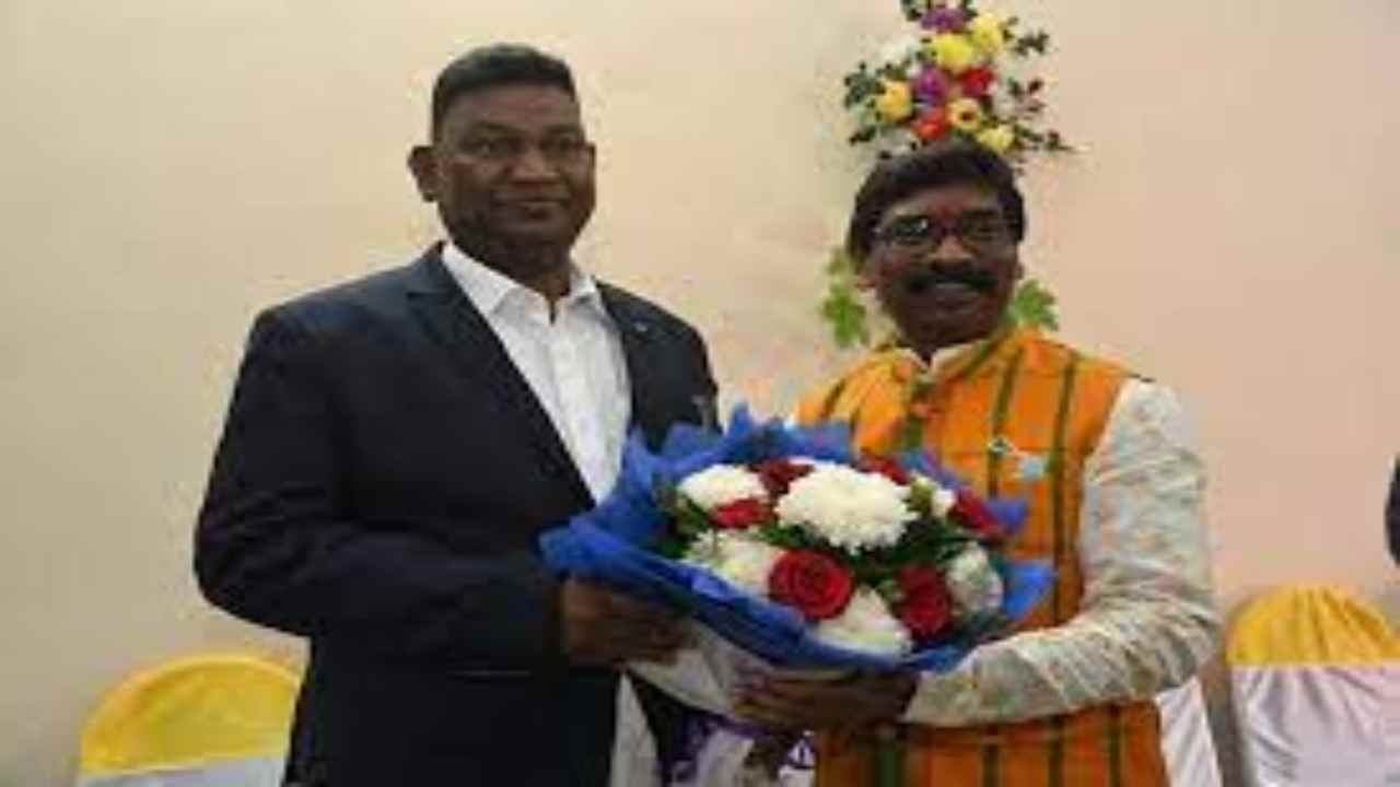 मंत्री सत्यानंद भोक्ता के बेटे की शादी में पहुंचे मुख्यमंत्री हेमंत सोरेन, वर-वधु को दिया आशीर्वाद