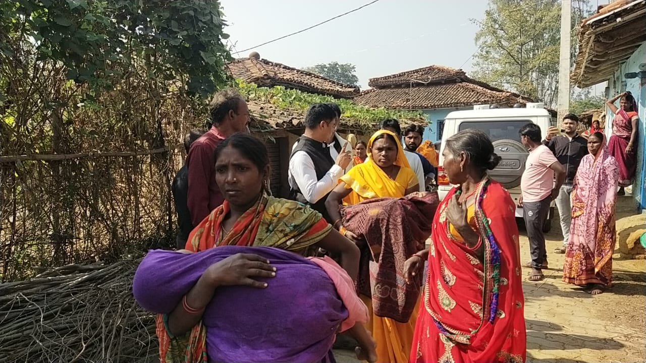गर्म माड़ के टब में  गिरने से आंगनबाड़ी में पढ़ने वाली दो मासूम बहनों की मौत, गांव में मचा चीख पुकार