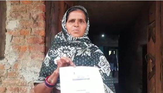 क्यों अपने जिंदा होने का सबूत लेकर भटक रही है महिला, जानिए मृत होते सिस्टम की जीवित लापरवाही