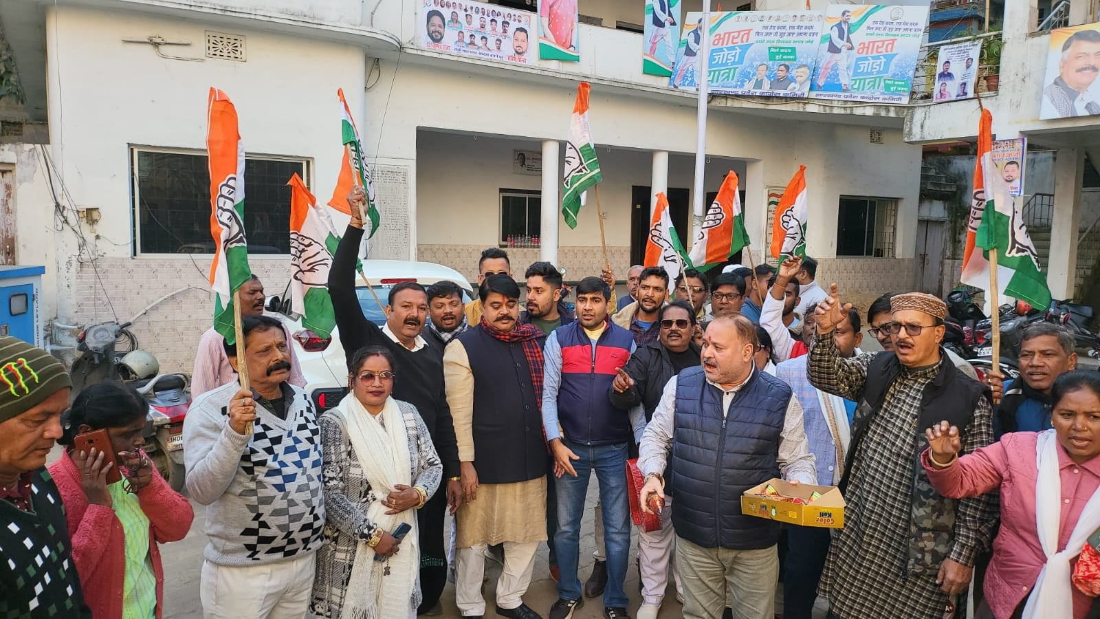 हिमाचल के जीत पर झारखंड प्रदेश कांग्रेस कार्यालय में जश्न, बांटी मिठाई