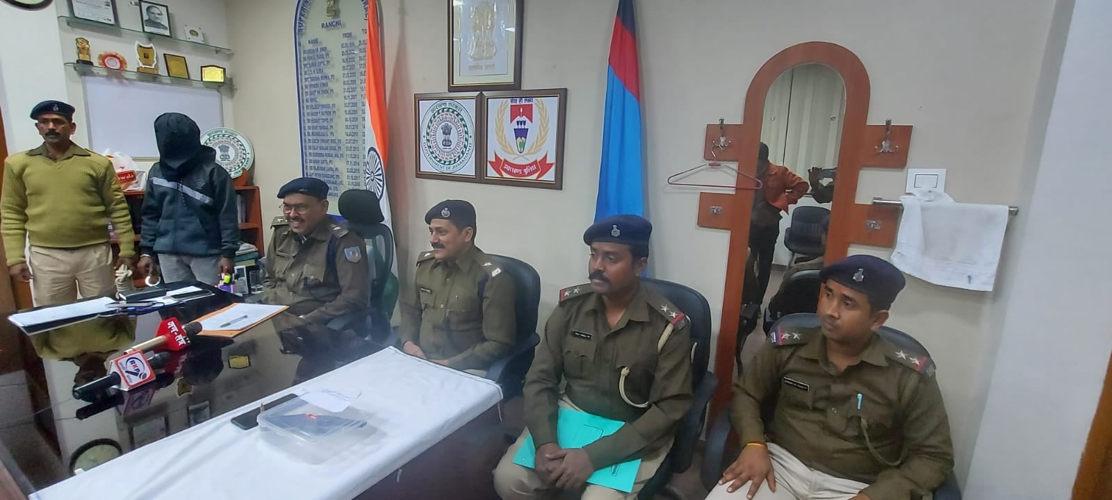 रांची: प्रज्ञा केंद्र में लूट का प्रयास करने वाला एक अपराधी हथियार के साथ गिरफ्तार, दो निरुद्ध