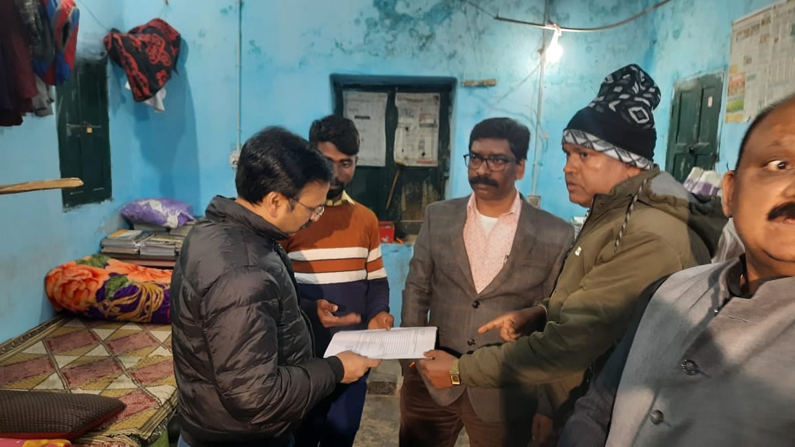 मुख्यमंत्री हेमन्त सोरेन रात में निकले पलामू की सड़कों पर,जरूरतमंद लोगों में किया कंबल वितरण