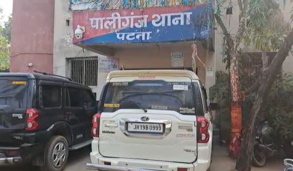 बिहार : पालीगंज में फर्जी चालान पर हो रही बालू की लूट, तीन लोग गिरफ्तार