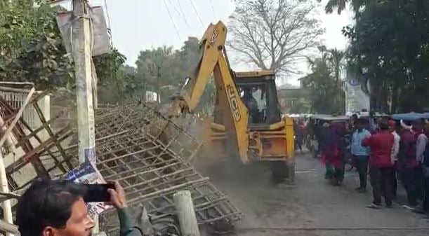 बिहार में कुढ़नी चुनाव के बाद Action में प्रशासन, बेगूसराय में अवैध अतिक्रमण पर चलाया बुलडोजर