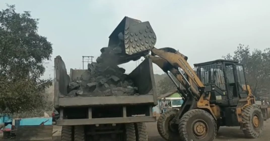 धनबाद: पुलिस और CISF ने जब्त किया 50 टन अवैध कोयला, BCCL को किया गया सुपुर्द