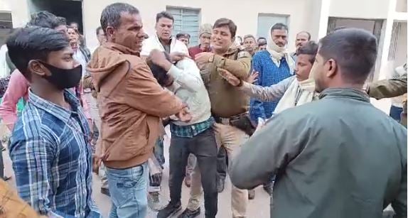 बिहार : शेखपुरा कलेक्ट्रर परिसर में छात्रा से छेड़खानी, आरोपी को सौंपा गया महिला थाना