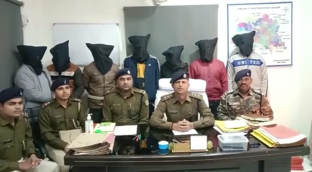 देवघर : अन्तर्राज्यीय डकैत गिरोह के 7 सदस्य गिरफ्तार, कर्मियों को बंधक बनाकर करते थे ग्रिड में डकैती