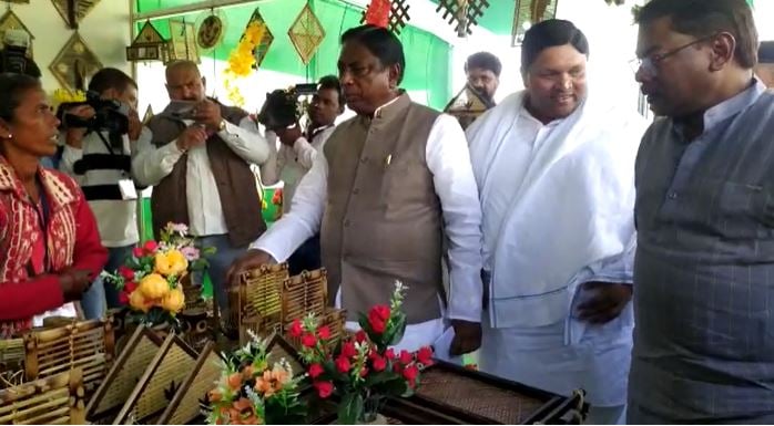 दुमका: पलाश आजीविकोत्सव सरस मेला 2022 का हुआ उद्घाटन, 18 राज्यों के स्वयं सहायता समूह के प्रतिनिधियों ने लगाया अपना स्टॉल