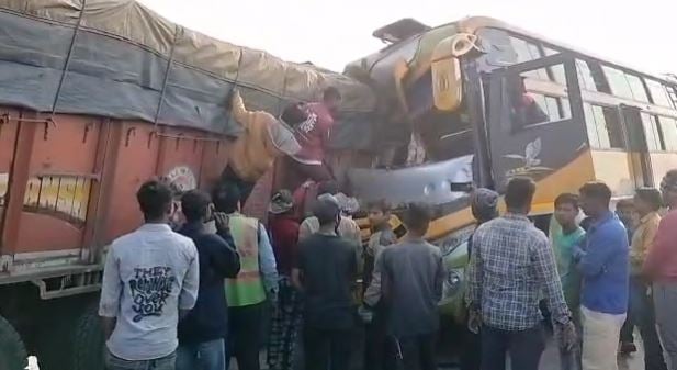टूरिस्ट बस और ट्रक में भीषण टक्कर, बस चालक की मौत, 35 टूरिस्ट घायल