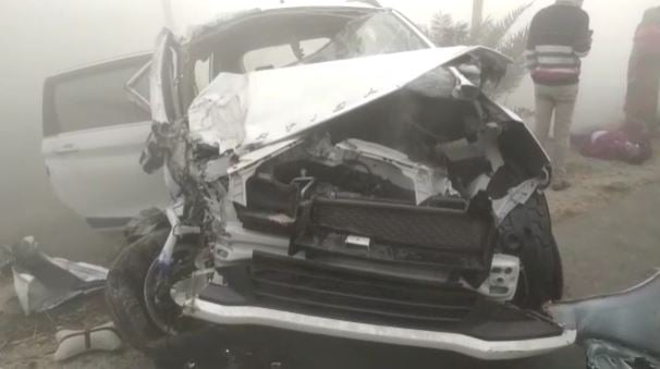 मोतीहारी : कोहरे के कारण ट्रक और कार में भिड़ंत, 9 लोग घायल