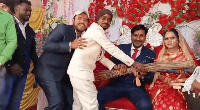 VIRAL VIDEO: शादी में दुल्हन को मिला कुछ ऐसा गिफ्ट, जिसे देख कर खिसिया गई नई-नवेली भाभी