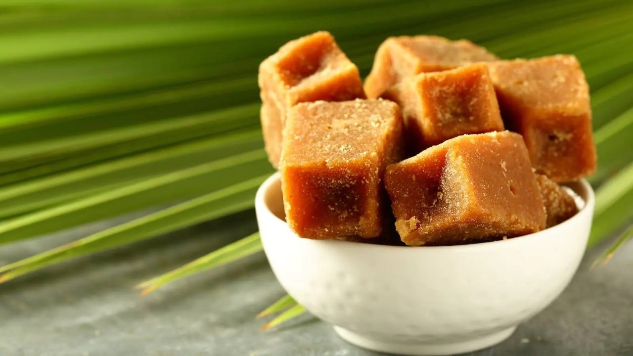 Benefits of Jaggery : ठंड के दिनों में गुड़ आपको बनाएगा अंदर से स्ट्रांग, मिलेगी गर्माहट और नहीं होगी सर्दी-खासी