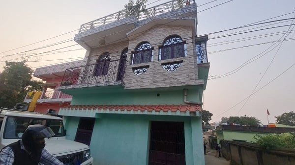 दुमका में अमीर मार रहे हैं गरीबों का हक, राशन का लाभ ले रहें बड़े बिल्डिंग वाले लोग