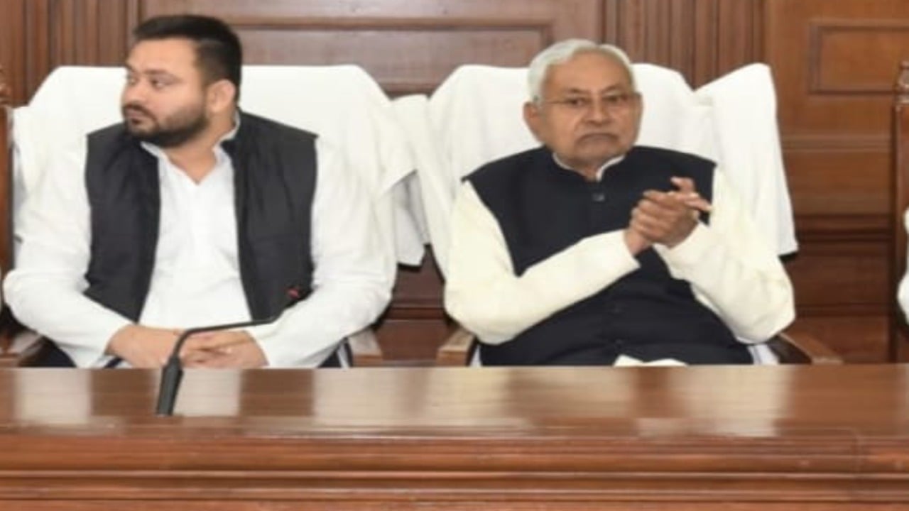 क्या तेजस्वी को विरासत सौंप रहे हैं नीतीश, जानिए क्यों पीएम की रेस से पीछे हटे सुशासन बाबू