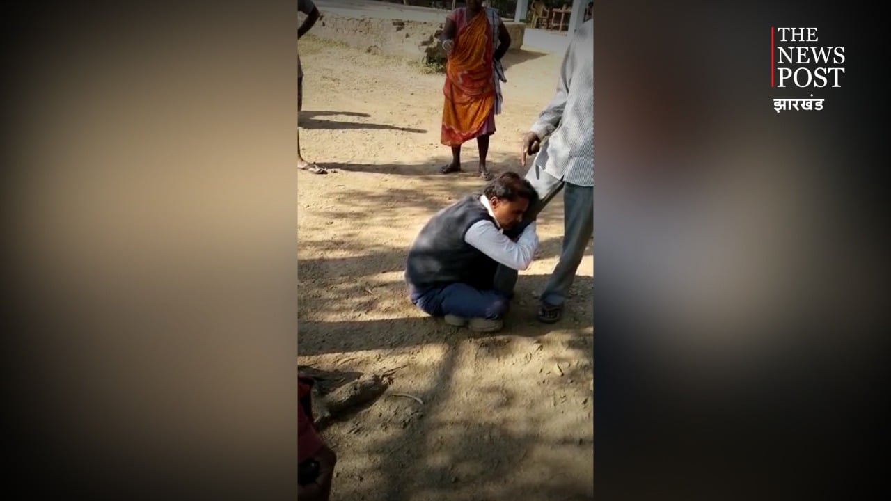 jamshedpur : सरकारी स्कूल के प्रधान शिक्षक की गंदी बात ! नाबालिग छात्रा से छेड़खानी के आरोप में ग्रामीणों ने की पिटाई, पुलिस ने किया बीच-बचाव