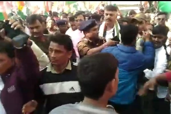भारत जोड़ो यात्रा या भारत तोड़ो यात्रा? आपस में जमकर चले लात-घूंसे