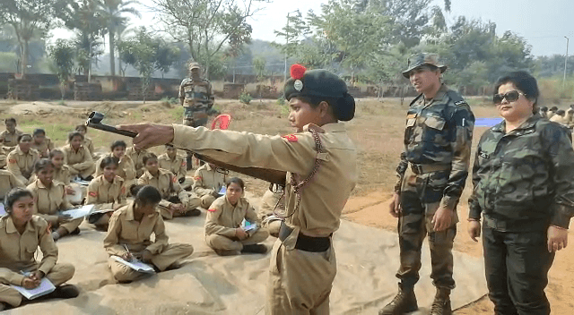 गोली बंदूक के नाम से डरने वाली लड़कियां अब लगा रही सटीक निशाना,  450 कैडेट्स ले रही एनसीसी की ट्रेनिंग