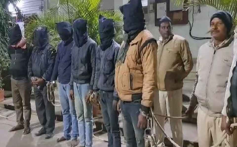 देवघर: बाइक चोर गिरोह के छह लोग गिरफ्तार, कुख्यात चोर पवन राणा भी चढ़ा पुलिस के हत्थे