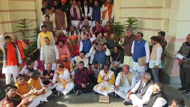 शराब कांड को लेकर बीजेपी का सदन के अंदर और बाहर धरना प्रदर्शन, सीएम नीतीश से इस्तीफे की मांग