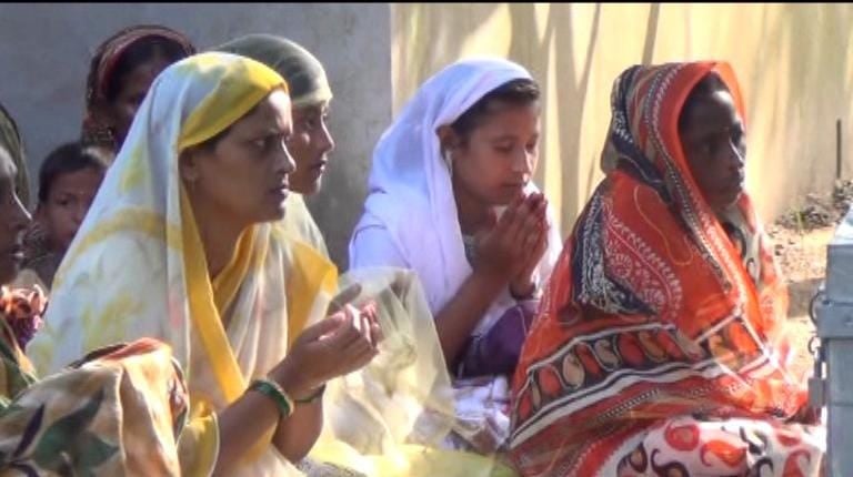 सावधानी बरते पुरूष.. ! यहां फटके तो पहना दिए जाएंगे जुतों की माला