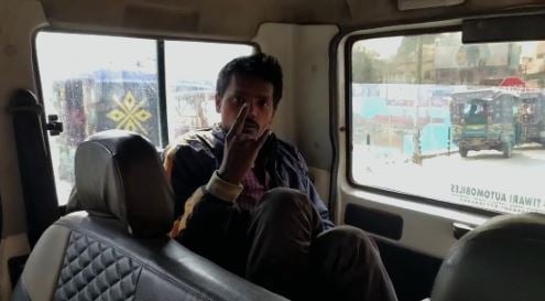 दुमका : मोबाइल चोरी के आरोप में भीड़ ने की युवक की जमकर पिटाई, वीडियो VIRAL