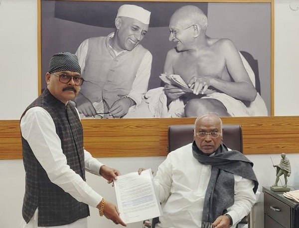 अशोक सिंह मिले कांग्रेस के राष्ट्रीय अध्यक्ष से, वैट को लेकर चुनाव घोषणा पत्र की दिलाई याद, जानिए क्या बताया गणित