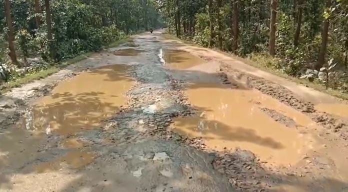 डेढ़ करोड़ रुपए की लागत से बननी थी सड़क, एक किमी बना कर ठेकदार हुआ फरार, अब यह है हालात