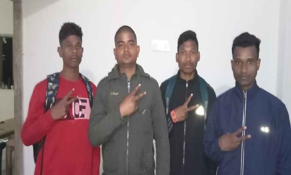 दुमका में देशभक्ति की मिसाल, नेवी में सेवा देने के बाद रिटायर्ड जवान अब युवाओं को कर रहा फौज के लिए तैयार