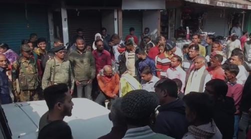 धनबाद में टोटो वालों ने दुकानदार को पीटा, दुकानकर्मी उतरे सड़क पर, जानिए और क्या कुछ हुआ
