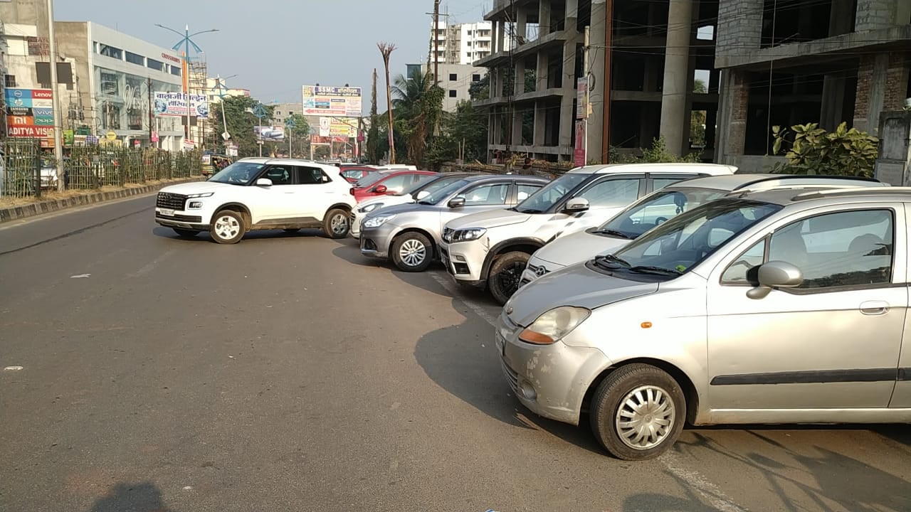 धनबाद-गोविंदपुर रोड पर दबंगो की देखिये दबंगई, आधी सड़क पर गाड़ियो का कब्ज़ा और वसूली भी