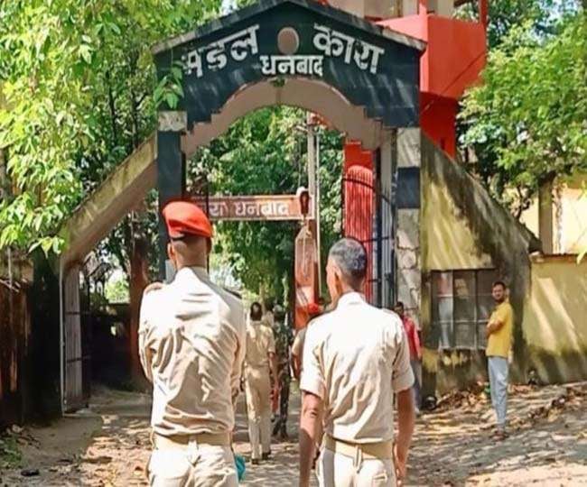 धनबाद जेल में बंदियों को नहीं मिलता भर पेट भोजन, ये हम नहीं रिपोर्ट कह रही है