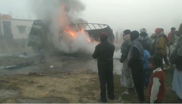 मोतीहारी : पेट्रोल पंप के पास खड़ी ट्रक में अचानक लगी आग, ट्रक में सो रहे ड्राइवर की बाल-बाल बची जान