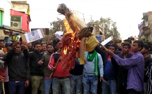 दुमका: नियोजन नीति रद्द किए जाने पर पूरे राज्य में उबाल, छात्रों ने सीएम हेमंत सोरेन और शिक्षा मंत्री जगरनाथ महतो का फूंका पुतला