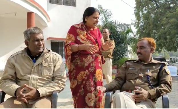 पलामू: पुलिस बनकर उचक्के ने बुजुर्ग महिला के उतरवाए गहने, फिर हुए रफू-चक्कर