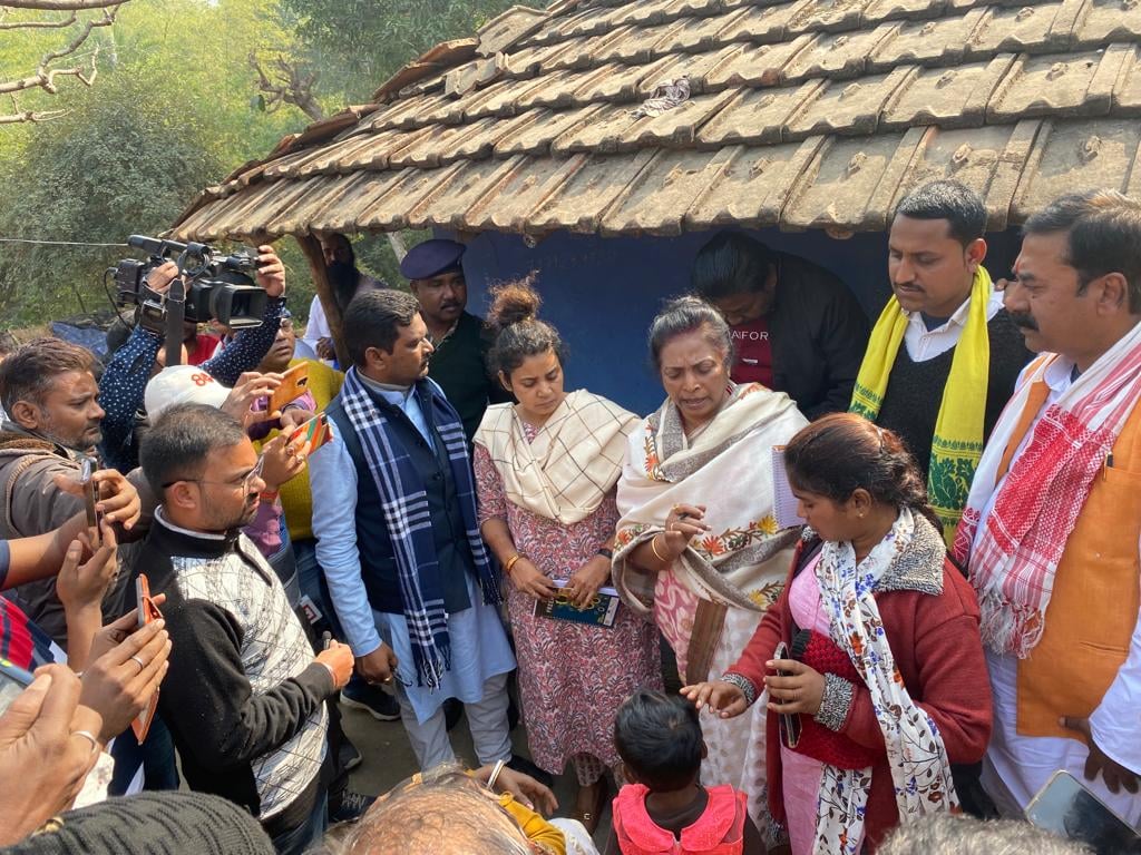 रूबिका हत्याकांड को लेकर राज्य में राजनीति तेज, सरकार के खिलाफ सड़क पर बैठी भाजपा नेत्री लुईस मरांडी