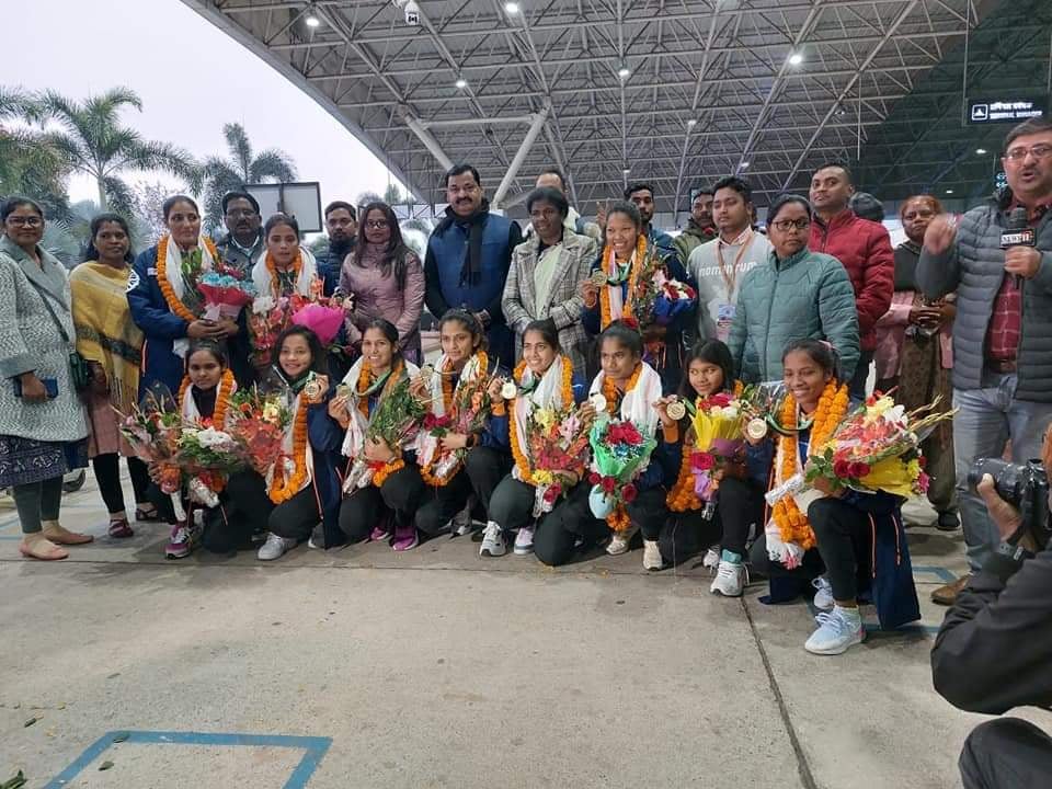 इंडियन महिला हॉकी टीम की खिलाड़ियों का रांची में भव्य स्वागत,ढोल नगाड़े से गूंज उठा बिरसा मुंडा एयरपोर्ट