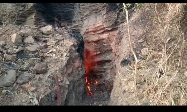 बासुदेवपुर कोलियरी में भड़की आग,  बस्ती के लोगों की उड़ी नींद, जानिए अब क्या करेगा मैनेजमेंट