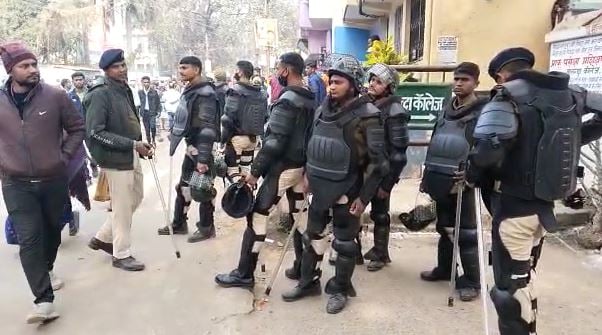 बिहार के इन जिलों में कड़ी सुरक्षा के बीच मतगणना जारी, भागलपुर मतगणना परिसर में धारा 144 लागू